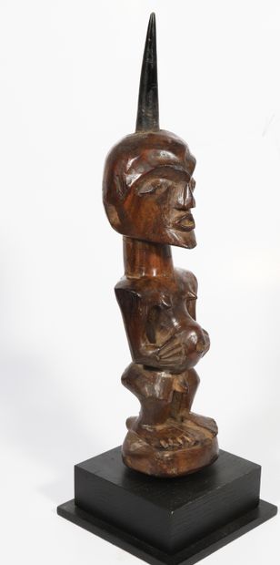 Petit fétiche présentant une figure anthropomorphe...