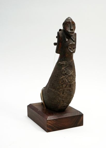 Petite harpe à quatre cordes, elle est recouverte...