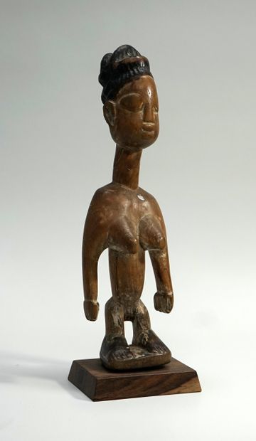 Statuette féminine debout, les bras le long...