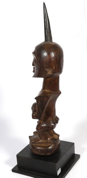 Petit fétiche présentant une figure anthropomorphe...