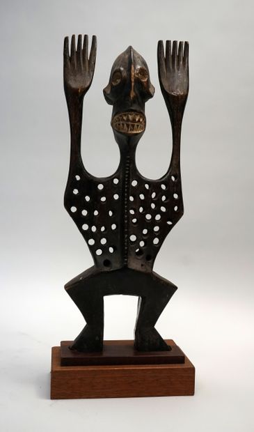 Statuette Janus « tête de mort », les bras...