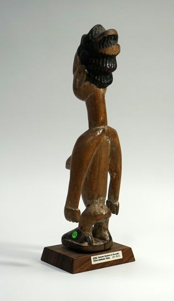 Statuette féminine debout, les bras le long...