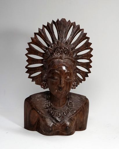Bust of a crowned dancer 