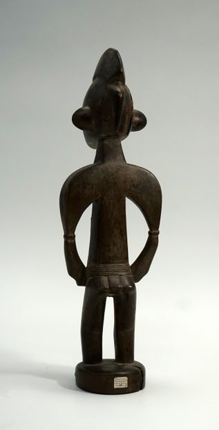 Statuette féminine debout, bois à patine...