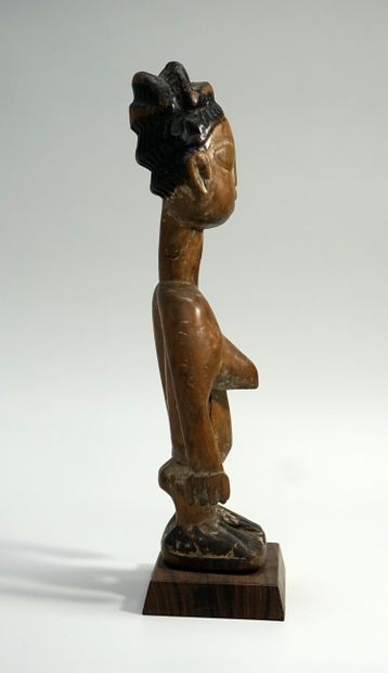 Statuette féminine debout, les bras le long...
