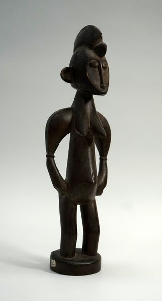 Statuette féminine debout, bois à patine...