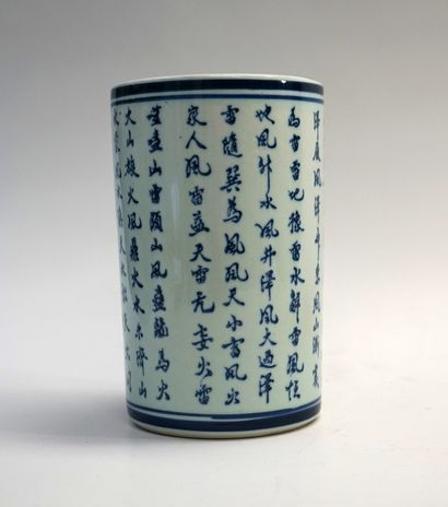 White and blue porcelain bitong with ideograms....