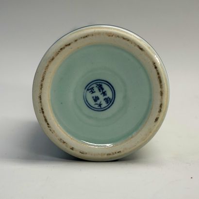 White and blue porcelain bitong with ideograms....