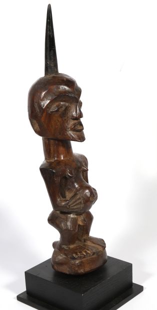 Petit fétiche présentant une figure anthropomorphe...