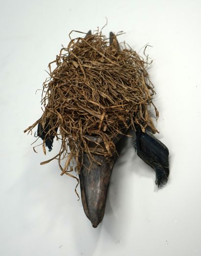 Masquette « calao » en bois à patine brune....