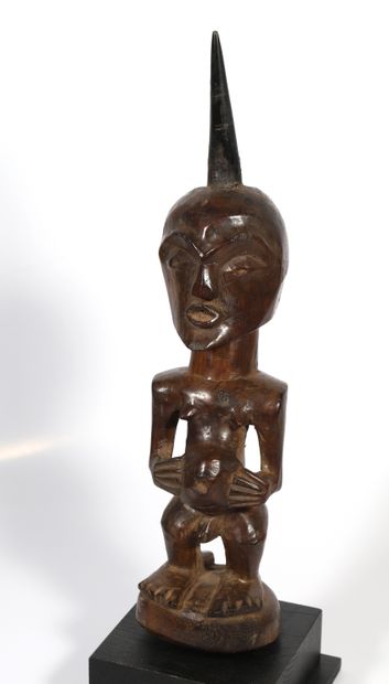 Petit fétiche présentant une figure anthropomorphe...