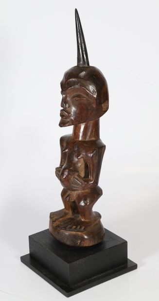 Petit fétiche présentant une figure anthropomorphe...