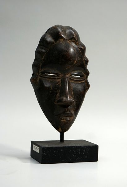 Petit masque en bois à patine brune. Type...