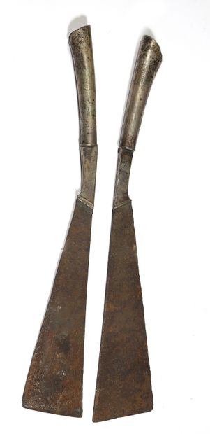 Paire de couteaux ou machettes à la lame...