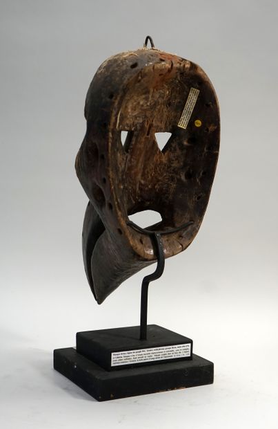 Masque à bec d’oiseau. Bois à patine brune...