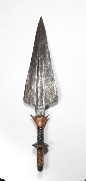 Ancien Couteau Mongo. La lame en fer forgé...