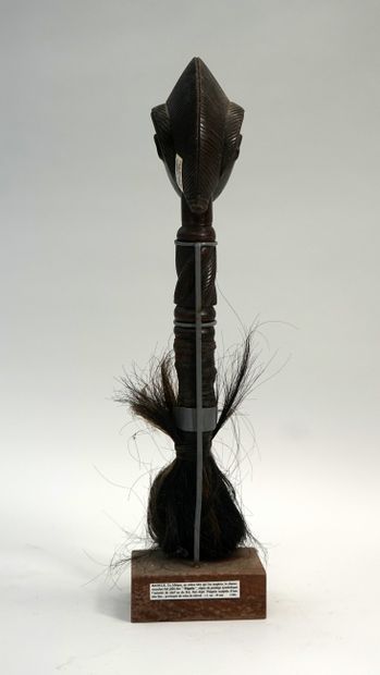 Chasse mouche terminé par une tête coiffée...