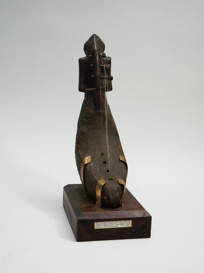 Petite harpe à quatre cordes, elle est recouverte...