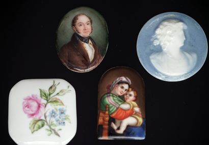 LOT de 4 miniatures diverses en porcelaine...