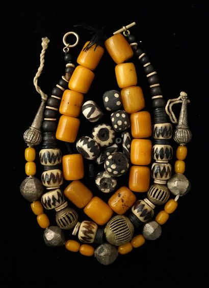 ENSEMBLE composé de 3 colliers 