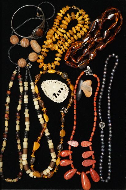 SET of jewelry in amber, composite, bone...