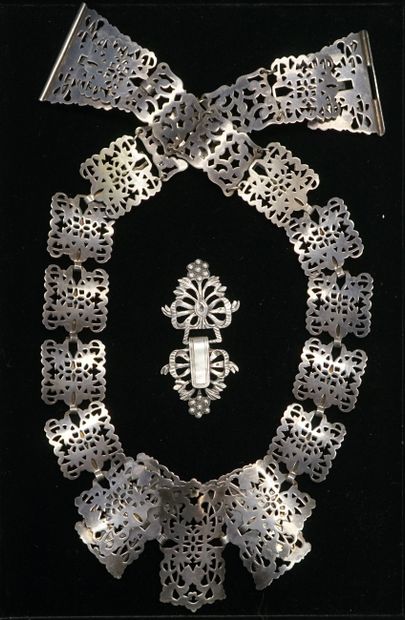 BEAUTIFUL BELT in silver plated metal, composed...
