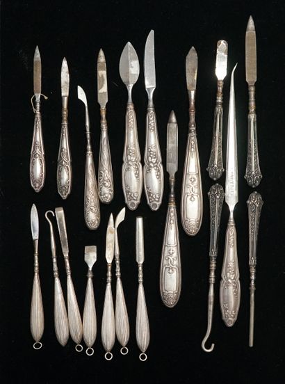 LOT de 20 pièces de nécessaire de toilette...
