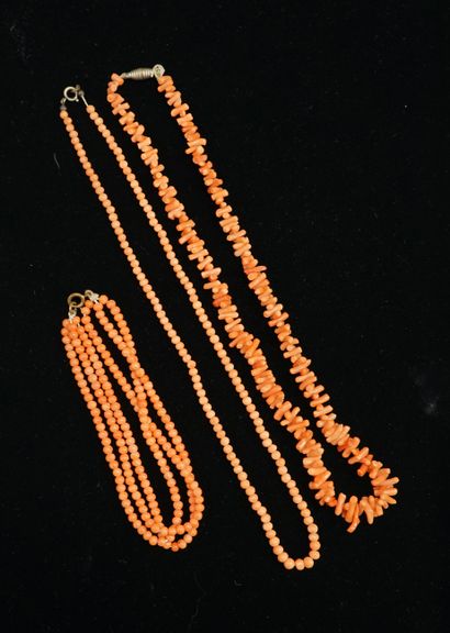 ENSEMBLE de 2 colliers en corail ancien orangé...