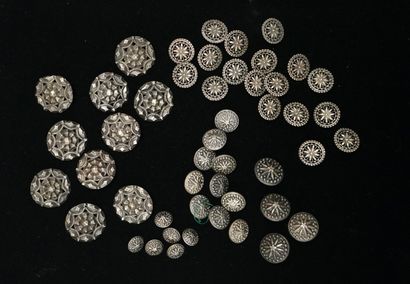 LOT de boutons anciens en argent comprenant :
18...