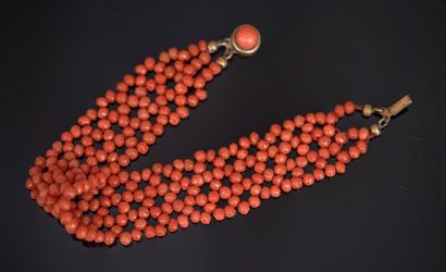 BRACELET formé d'un tressage de perles de...