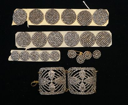 ENSEMBLE DE BOUTONS en acier facetté, 12...