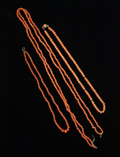 ENSEMBLE composé de 2 ras de cou et 1 collier...