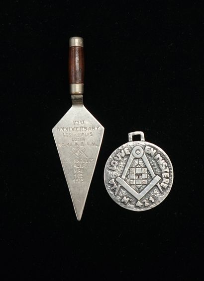 FRANC-MAÇONNERIE - LOT comprenant un pendentif...