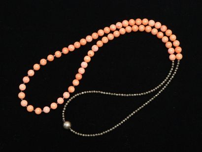 SAUTOIR composé de perles corail peau d'ange...