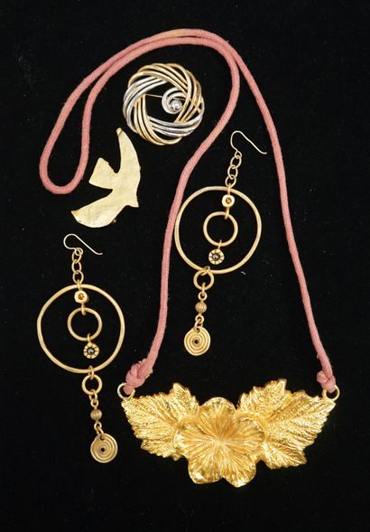 SET composed of vintage fashion jewelry in...