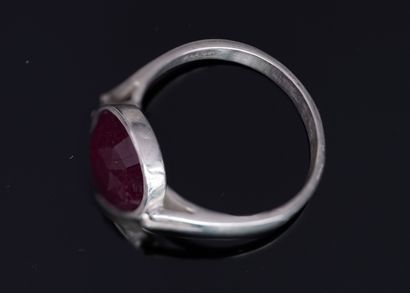 BAGUE en argent 925°/°° centrée d'un rubis...