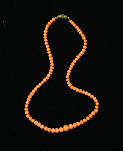 COLLIER en chute de 94 perles boules de corail...