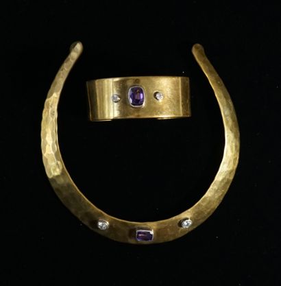 VINTAGE - A set in hammered metal in two...