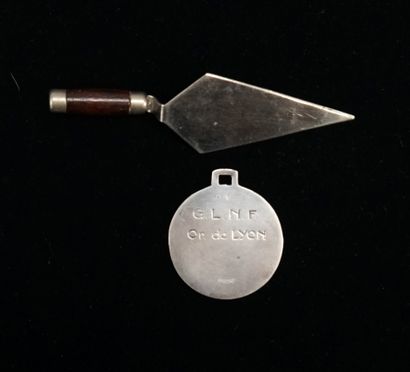 FRANC-MAÇONNERIE - LOT comprenant un pendentif...