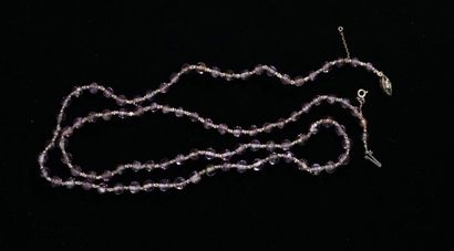 SAUTOIR composé de perles d'améthyste facettées...