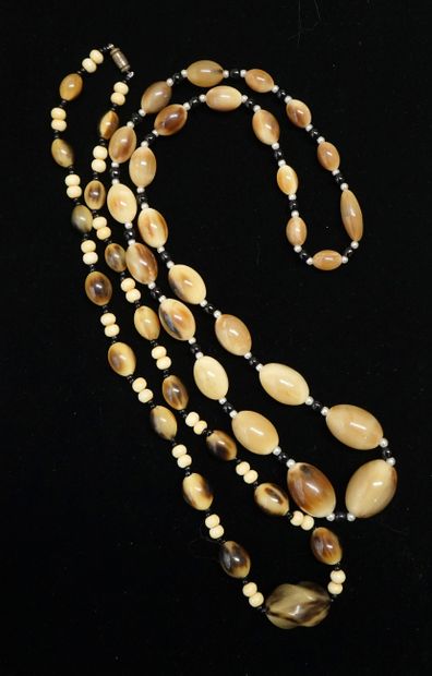 Lot of 2 vintage long necklaces in horn and...