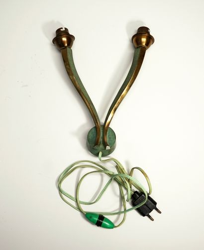 1 antique bronze wall lamp in green and gold....