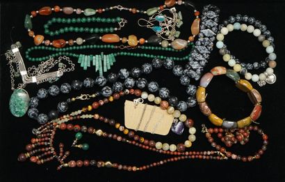 SET of jewelry in hard stones: jasper, agate,...
