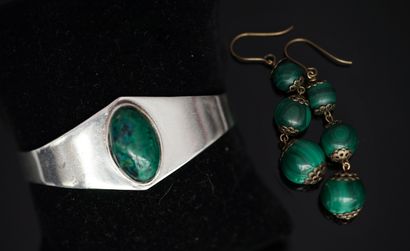 SET composed of a pair of earrings with malachite...
