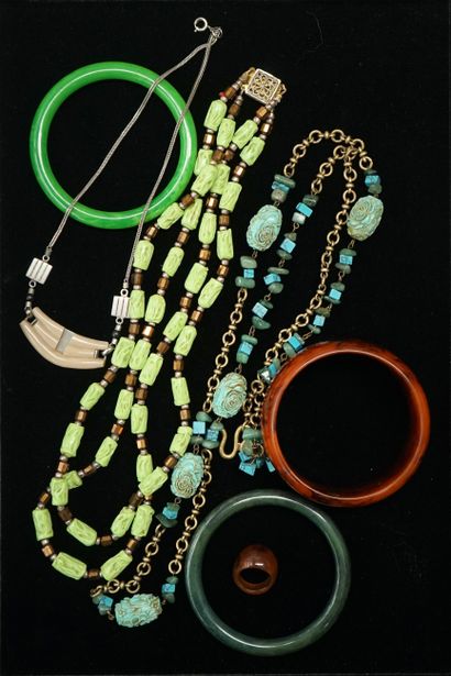 LOT of vintage costume jewelry in composite...