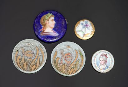 LOT de 4 miniatures diverses en porcelaine,...