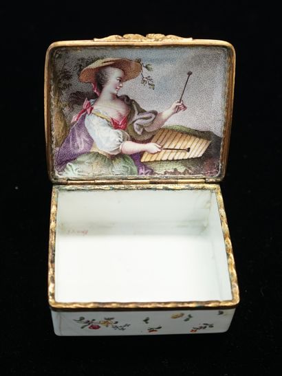 TABATIERE en métal émaillé, l'extérieur à...