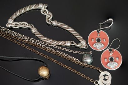 ENSEMBLE composé d'une paire de pendants...