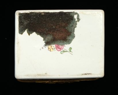 TABATIERE en métal émaillé, l'extérieur à...