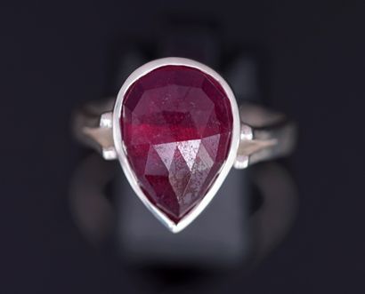 BAGUE en argent 925°/°° centrée d'un rubis...